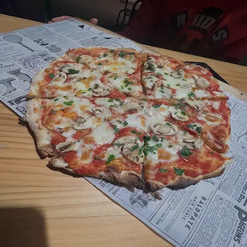 Pizza recién horneada en la mesa
