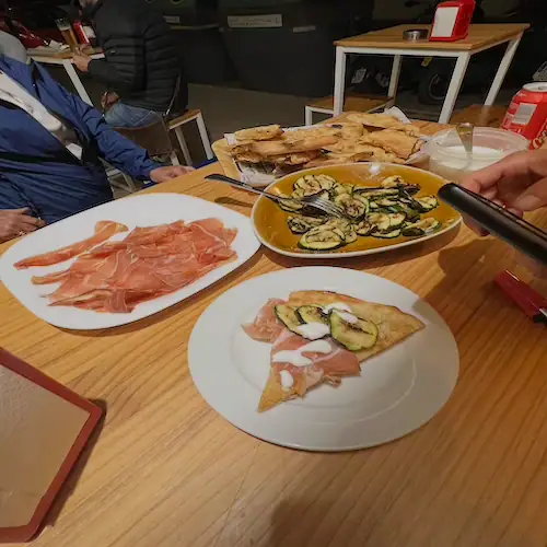 Mesa con pizza en el restaurante